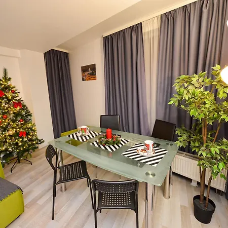 Center With Terrace דירה