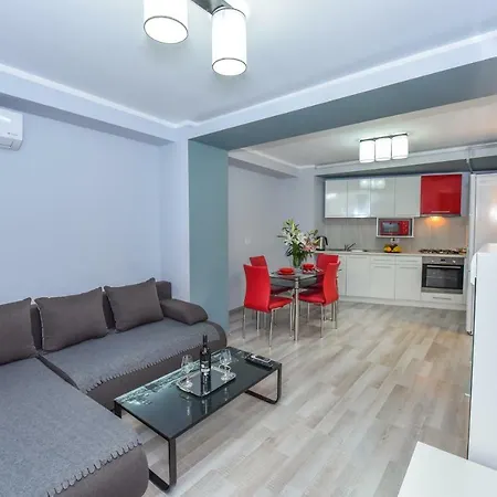 Center With Terrace דירה